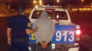 Un familiar de ella llamó a la Policía y detuvieron al violento.