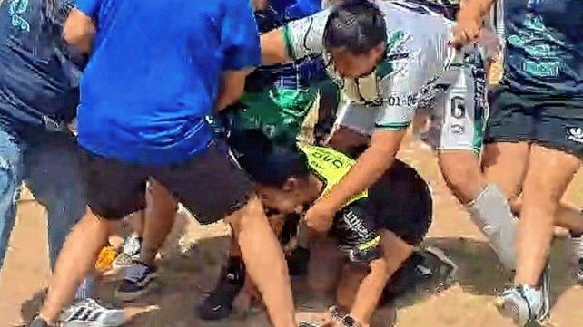 Atacan salvajemente a una árbitra en un partido de fútbol amateur