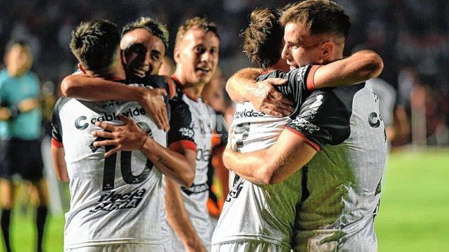 Colón impuso autoridad en Santa Fe, venció a Deportivo Madryn y se ilusiona con luchar arriba