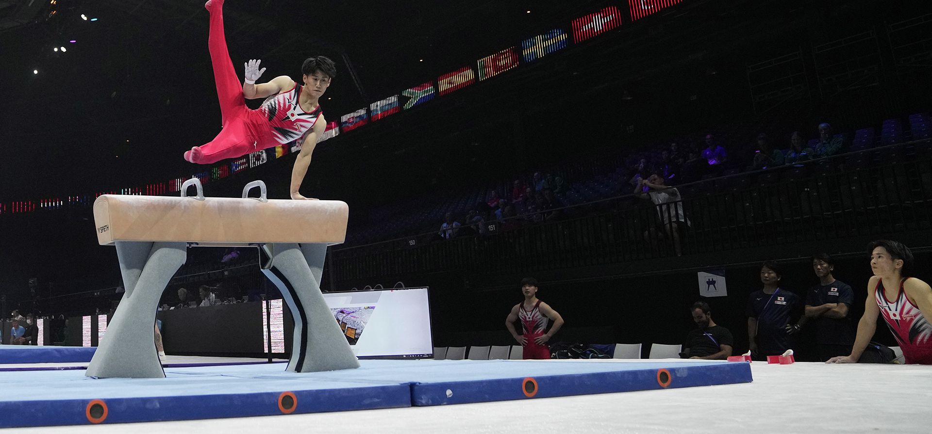 Daiki Hashimoto de Japón practica en el caballo con arcos durante el entrenamiento del podio en el Campeonato Mundial de Gimnasia Artística en Amberes, Bélgica, el miércoles 27 de septiembre de 2023. El evento se llevará a cabo hasta el domingo 8 de octubre. (Foto AP/Virginia Mayo) Daiki Hashimoto de Japón practica en el caballo con arcos durante el entrenamiento del podio en el Campeonato Mundial de Gimnasia Artística en Amberes, Bélgica, el miércoles 27 de septiembre de 2023. El evento se llevará a cabo hasta el domingo 8 de octubre. (Foto AP/Virginia Mayo)