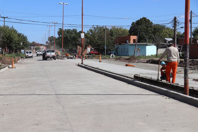 Se construyeron dos calzadas de hormigón para brindar una nueva conexión este-oeste dentro de la localidad
