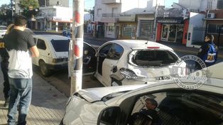 Chocó dos vehículos estacionados