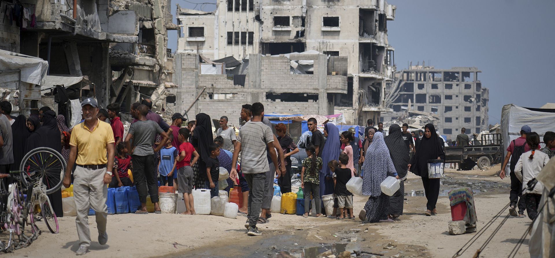 En el calor del verano, palestinos hacen fila para recoger agua en un punto de distribución en la ciudad de Gaza, el martes 12 de agosto de 2025. (Foto AP/Jehad Alshrafi) En el calor del verano, palestinos hacen fila para recoger agua en un punto de distribución en la ciudad de Gaza, el martes 12 de agosto de 2025. (Foto AP/Jehad Alshrafi)