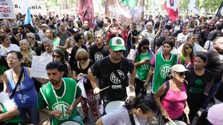 Organizaciones gremiales y sociales marcharon contra el ajuste de Milei.&nbsp;