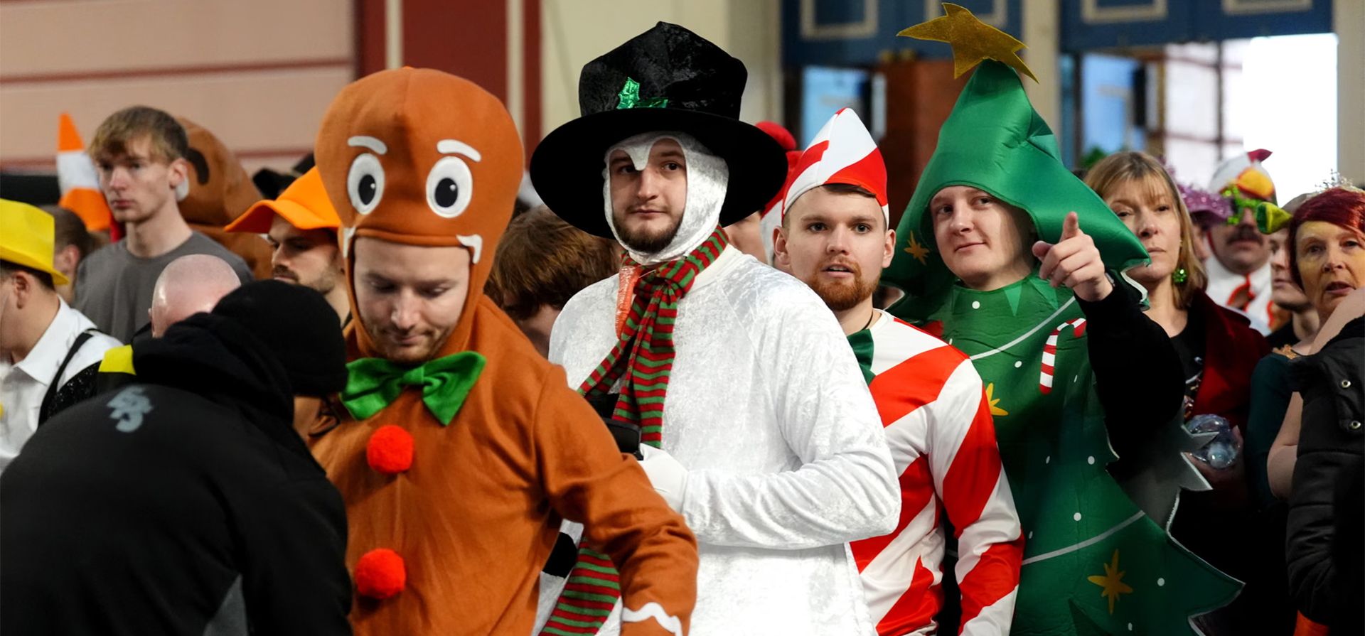Los aficionados llegan para el día 13 del campeonato mundial de dardos Paddy Power en Alexandra Palace, Londres, Inglaterra. Fotografía: Adam Davy/PA Los aficionados llegan para el día 13 del campeonato mundial de dardos Paddy Power en Alexandra Palace, Londres, Inglaterra. Fotografía: Adam Davy/PA