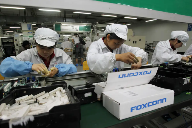 Foxconn tiene 300 mil trabajadores y es la mayor planta industrial de artículos electrónicos del mundo.