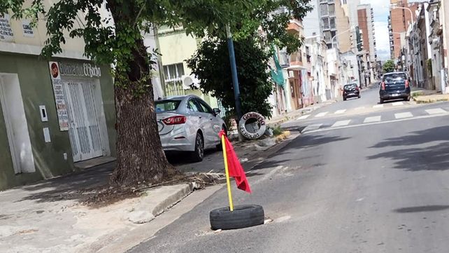 Otra hendidura en el asfalto en calle Urquiza y Concordia señalizada por vecinos para evitar accidentes.