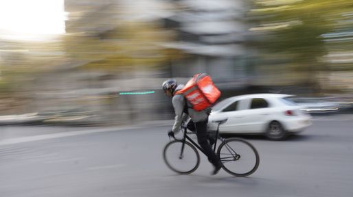 Tiempos difíciles: el servicio de delivery copa a toda hora las calles de Rosario