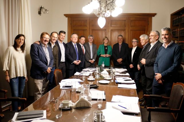El autor del proyecto, el intendente y la secretaria de Gobierno de Villa Gobernador Gálvez junto a senadores celebraron la sanción de la ley.