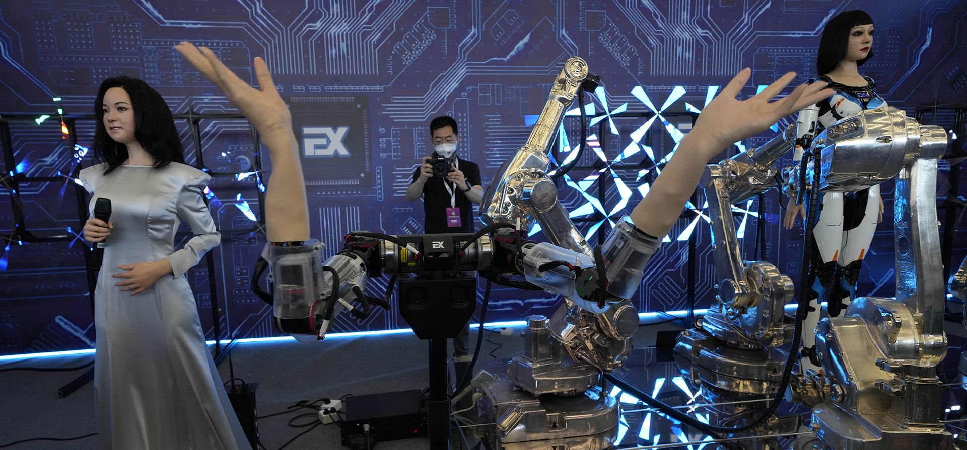 Robots que pueden cantar y saludar se muestran durante la Conferencia Mundial de Robots en el Centro Internacional de Conferencias y Exposiciones de Yichuang en Beijing, el viernes 19 de agosto de 2022.