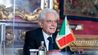 “Si hace falta, estoy, aunque tenía otros planes”, les dijo Mattarella a los líderes parlamentarios esta tarde.