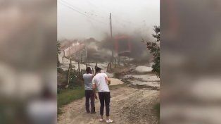 Un alud arrasó un puente en Catamarca y dejó aislada a la localidad de Rincón. El agua y el barro también se llevaron una camioneta, y hubo viviendas afectadas&nbsp;