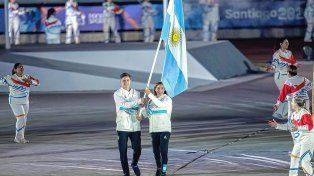 Sabrina Ameghino y Marcos Moneta, los abanderados argentinos en la ceremonia inaugural.