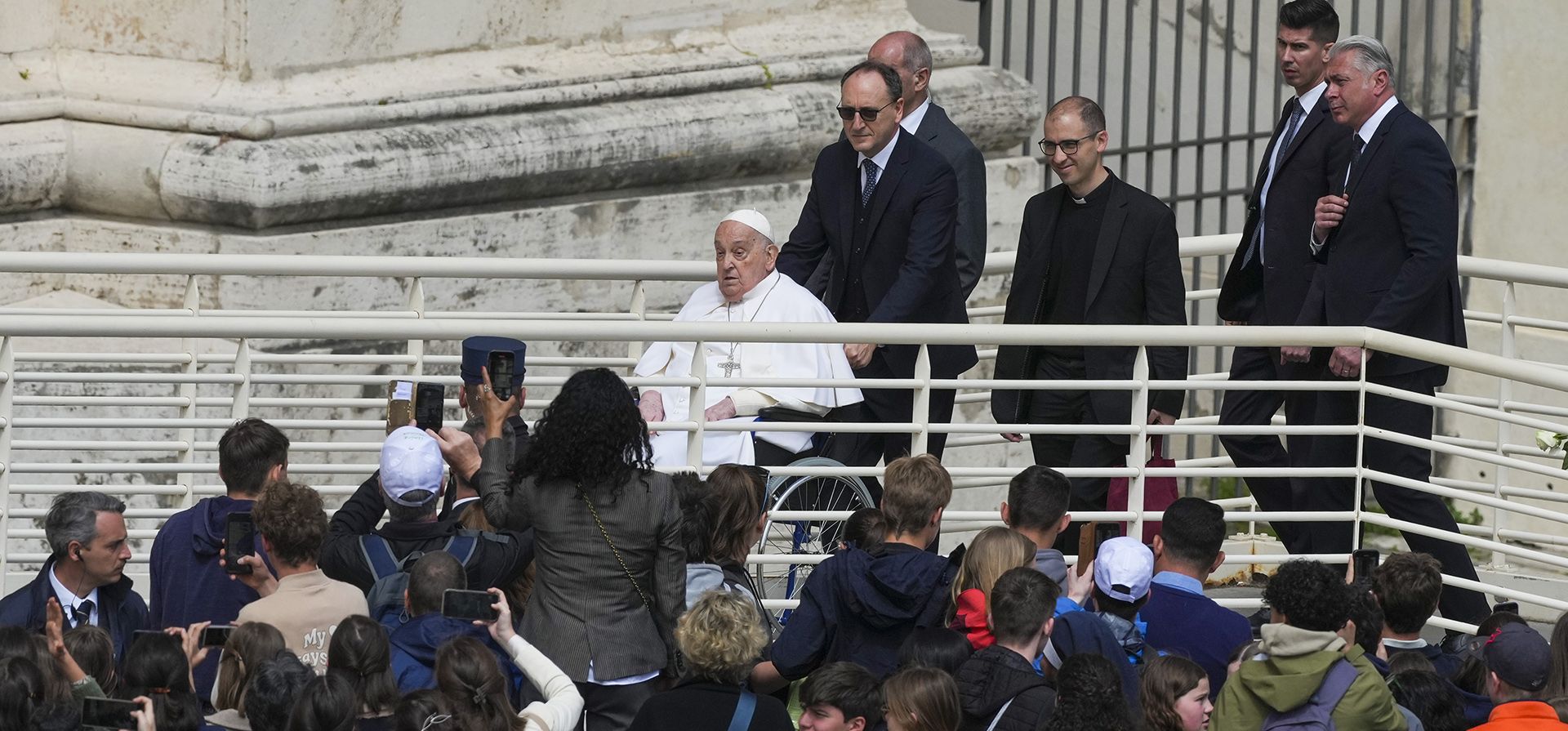El papa Francisco se retira al final de la misa del Domingo de Ramos en la Plaza de San Pedro del Vaticano, el domingo 13 de abril de 2025. (Foto AP/Alessandra Tarantino) El papa Francisco se retira al final de la misa del Domingo de Ramos en la Plaza de San Pedro del Vaticano, el domingo 13 de abril de 2025. (Foto AP/Alessandra Tarantino)