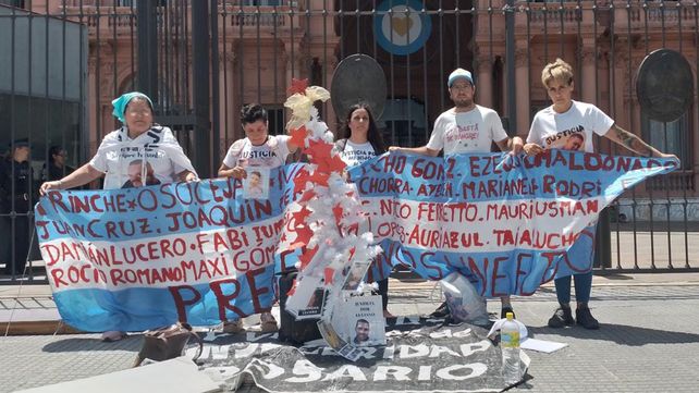 Los reclamos por seguridad en Rosario llegaron hasta la puerta de la Casa Rosada. Familiares de víctimas dicen que no son escuchados en Santa Fe.&nbsp;