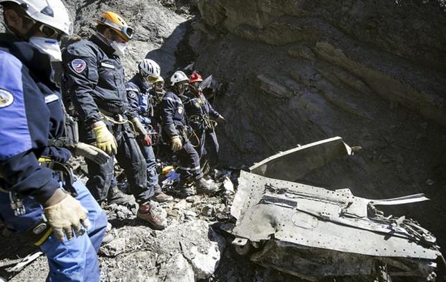 El equipo de montaña intenta alcanzar parte del fuselaje del avión siniestrado.