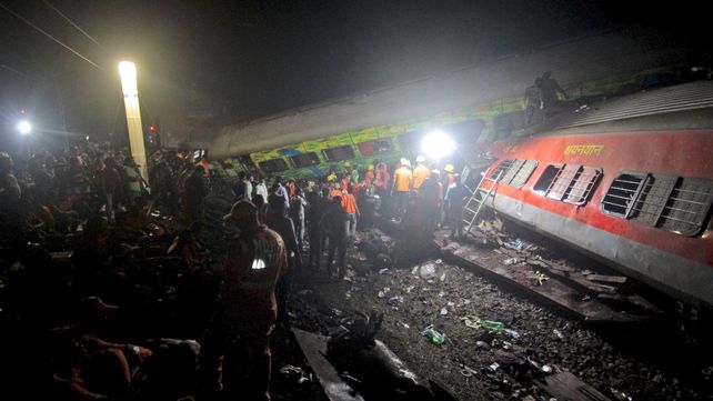 Conmoción en India por el trágico choque de un tren de pasajeros y otro de carga colisionaron en Balasore