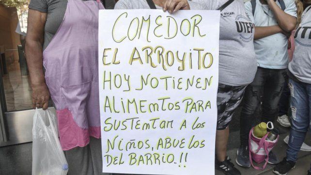Se registran largas colas para solicitar ayuda alimentaria tras los dichos de la ministra de Capital humano