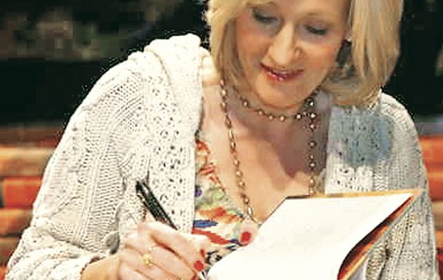 Inoxidable. Rowling se resiste a soltar la mano del mítico mago.