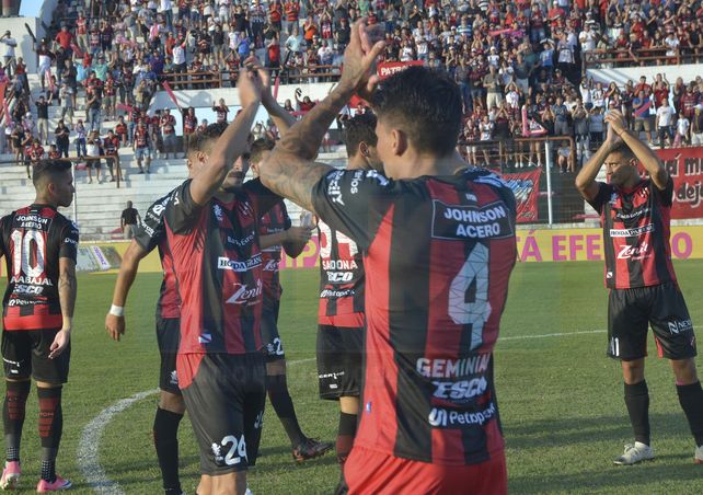 El Rojinegro ante su gente.
