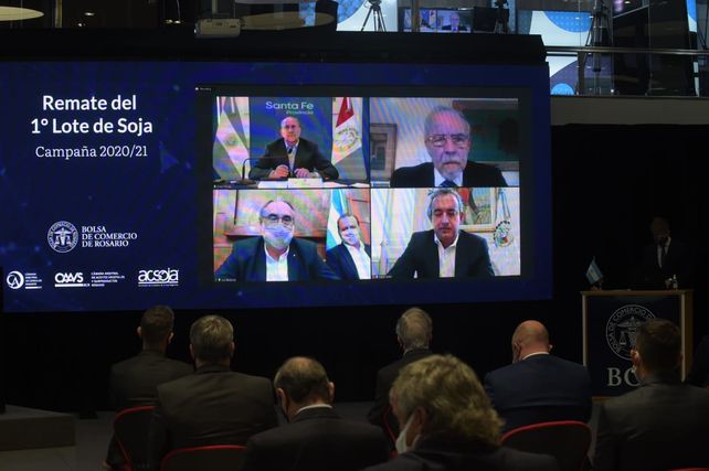 Las autoridades presidieron el acto del remate del primer lote de soja por streaming.