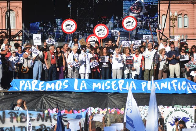 La Plaza de Mayo, histórica repleta y diversa para seguir diciendo Nunca más