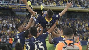 A Marco sus compañeros lo tiraron arriba después del partido en señal de homenaje al gran emblema canalla.&nbsp;