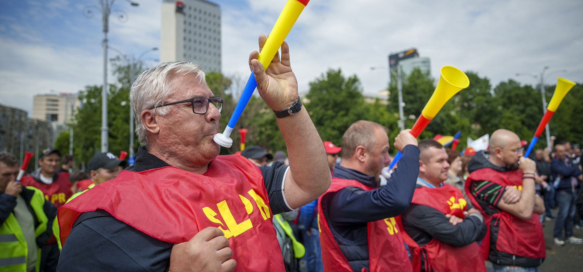 Miembros sindicales de todo el país participan en una protesta frente al Palacio Victoria, la sede del gobierno rumano, en Bucarest, Rumania, el lunes 13 de mayo de 2024, contra los altos impuestos a los ingresos. (Foto AP/Vadim Ghirda) Miembros sindicales de todo el país participan en una protesta frente al Palacio Victoria, la sede del gobierno rumano, en Bucarest, Rumania, el lunes 13 de mayo de 2024, contra los altos impuestos a los ingresos. (Foto AP/Vadim Ghirda)