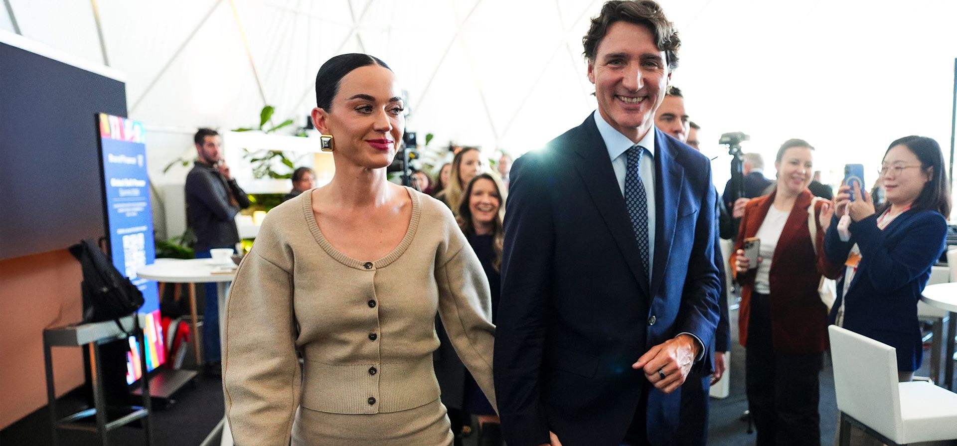 El ex primer ministro Justin Trudeau se toma de la mano con Katy Perry al salir de un evento durante el Foro Económico Mundial en Davos, Suiza, el martes 20 de enero de 2026. (Sean Kilpatrick/The Canadian Press vía AP) El ex primer ministro Justin Trudeau se toma de la mano con Katy Perry al salir de un evento durante el Foro Económico Mundial en Davos, Suiza, el martes 20 de enero de 2026. (Sean Kilpatrick/The Canadian Press vía AP)