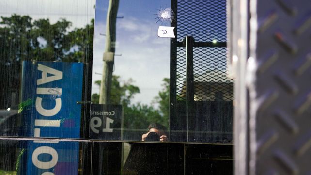Uno de los impactos en la puerta de la seccional 19ª