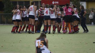 Las dos caras. La jugadora de Estudiantes no encuentra consuelo y las chicas de Old Resian dan rienda suelta a su alegría de haberse consagrado campeonas.