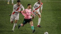 A Lionel Messi no lo pueden parar, y el defensor del Rayo Vallecano Santiago Comensano lo intenta de cualquier modo. A Lionel Messi no lo pueden parar, y el defensor del Rayo Vallecano Santiago Comensano lo intenta de cualquier modo.