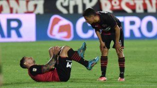Armando Méndez se toma el posterior izquierdo, mientras Iván Gómez a su lado pregunta sobre su estado. Preocupación en Newells de cara al clásico.