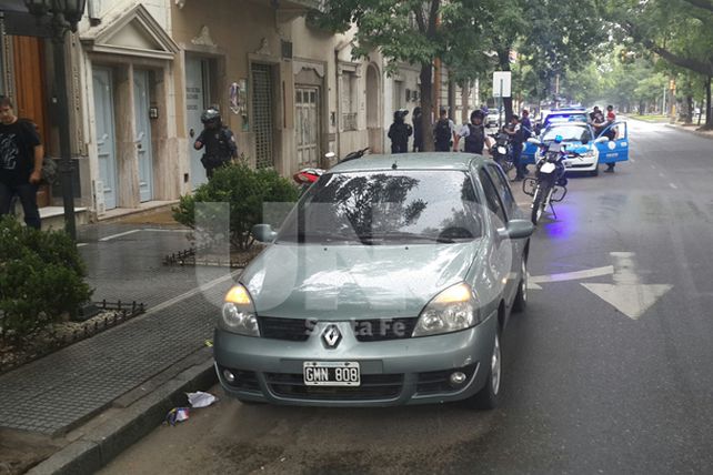 Perseguidos y atrapados con un arma de guerra en Bº Candioti