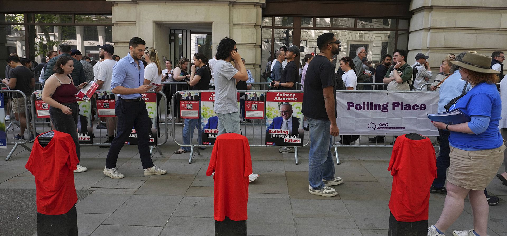 La gente hace cola frente a la Alta Comisión Australiana en Londres para votar en las elecciones federales australianas, el viernes 2 de mayo de 2025. (Foto AP/Kirsty Wigglesworth) La gente hace cola frente a la Alta Comisión Australiana en Londres para votar en las elecciones federales australianas, el viernes 2 de mayo de 2025. (Foto AP/Kirsty Wigglesworth)