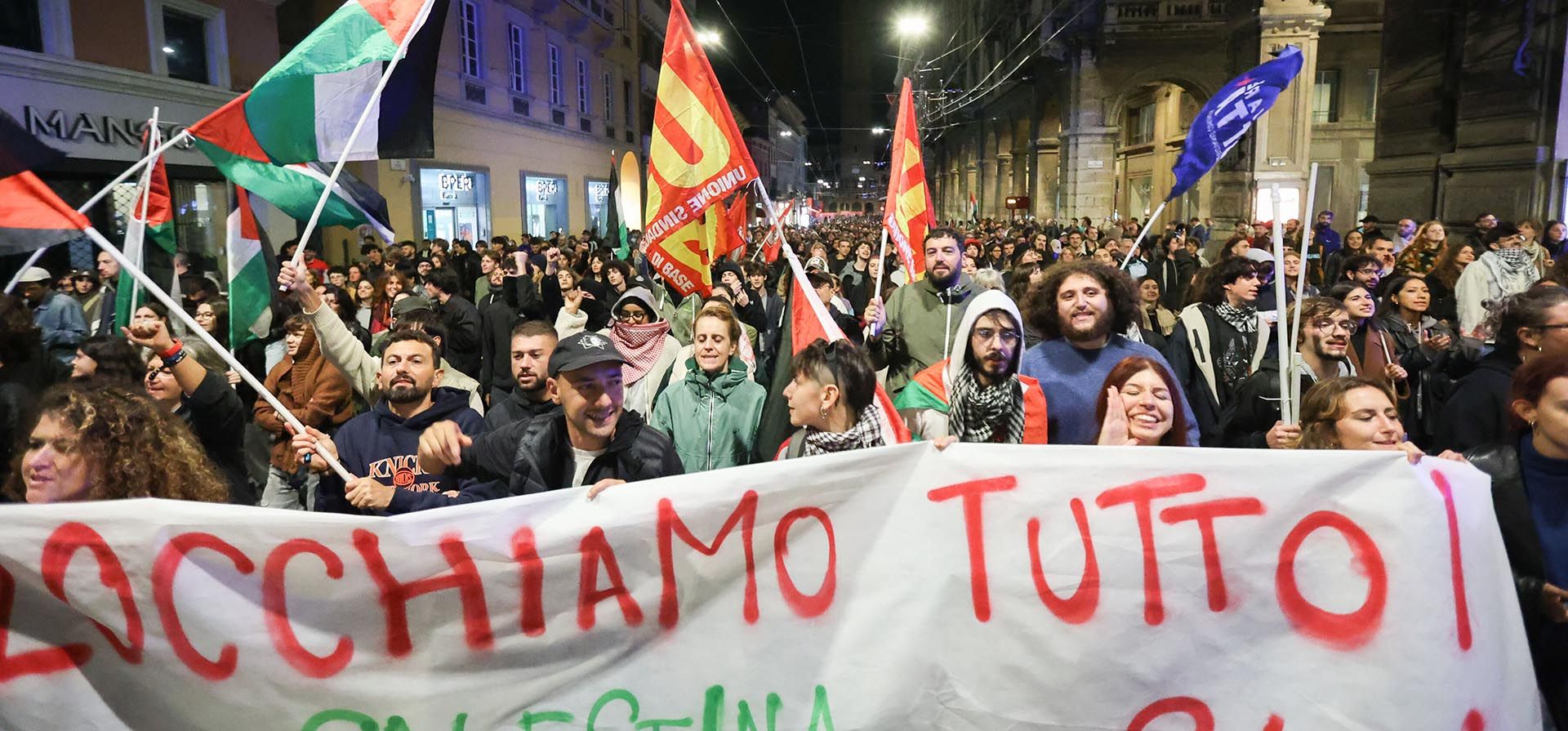 Manifestantes marchan en apoyo a la Flotilla Global Sumud y a Gaza, en Bolonia, Italia, el miércoles 1 de octubre de 2025. (Guido Calamosca/LaPresse vía AP)