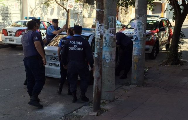 Con otro vecino lo detuvimos hasta que llegó la Policía