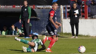 Figura y goleador. Lautaro Villegas anotó el tanto del charrúa para vencer a Laferrere en barrio Tablada.