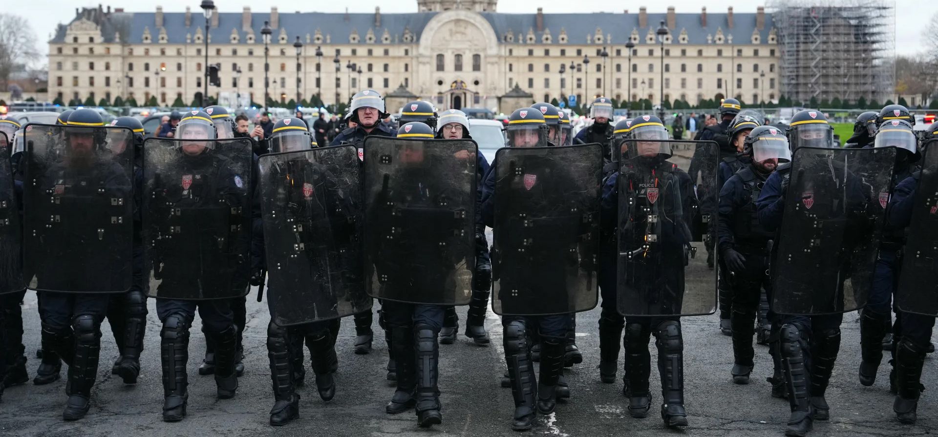 La policía francesa se enfrenta a los choferes durante una protesta contra la reducción de las tarifas de kilometraje para el transporte de pacientes, París, Francia. Fotografía: Dimitar Dilkoff/AFP/Getty Images La policía francesa se enfrenta a los choferes durante una protesta contra la reducción de las tarifas de kilometraje para el transporte de pacientes, París, Francia. Fotografía: Dimitar Dilkoff/AFP/Getty Images