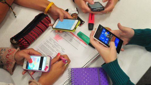 Celulares en la escuela: Regular es necesario, pero debe haber un uso crítico de la tecnología, dijo la exministra Balagué