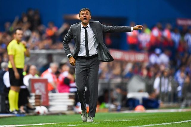 Luis Enrique se acerca al banco de Chelsea