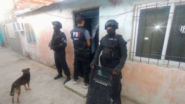 Allanamientos en Barranquitas y Villa del Parque: identificaron a cuatro hombres por abuso de arma de fuego