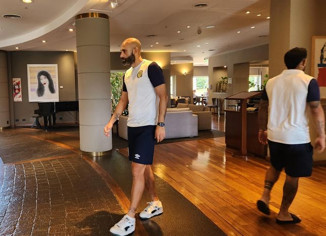 Carlos Quintana camina por el loby del hotel