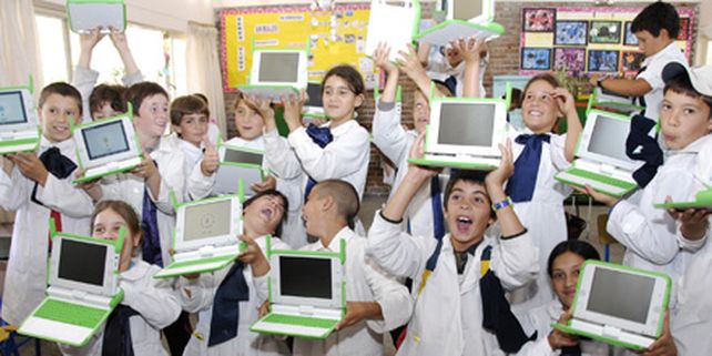 Adi&oacute;s a los libros: en una escuela ya usan s&oacute;lo celulares y computadoras