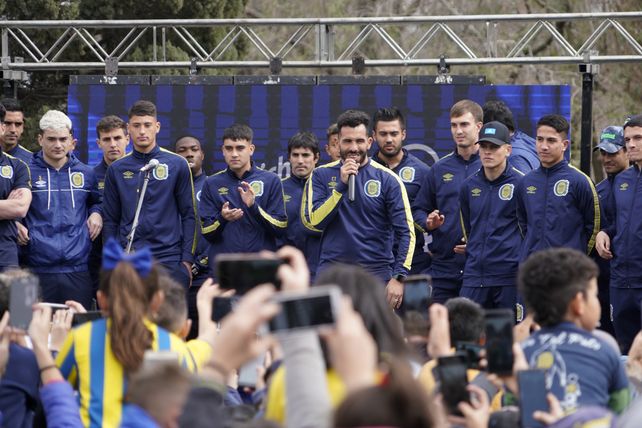 Tevez llevó al plantel de Central a la ciudad deportiva para que compartan un momento con los chicos.