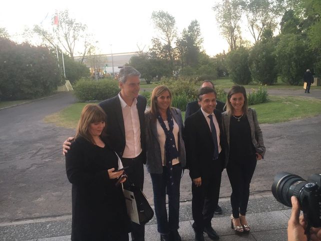 La ronda de los abrazos entre candidatos rompió el hielo en la previa del debate La ronda de los abrazos entre candidatos rompió el hielo en la previa del debate