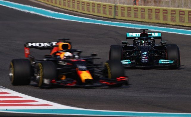 Esto está siendo manipulado, dijo Hamilton cuando fue superado por Verstappen