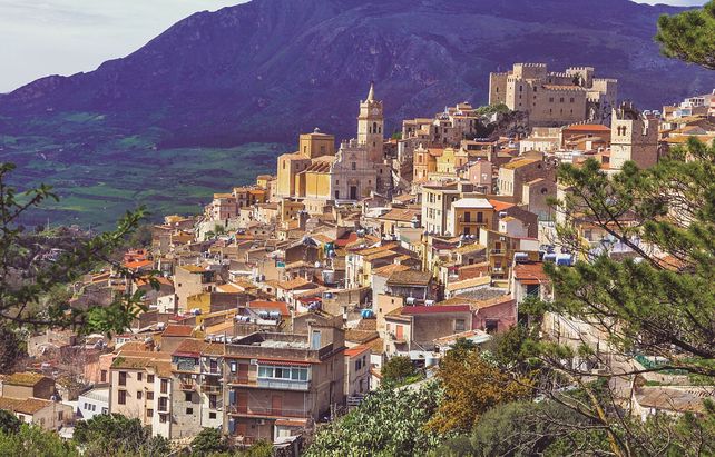 Trapani al atardecer, donde la costa siciliana muestra uno de los paisajes más serenos del Mediterráneo.