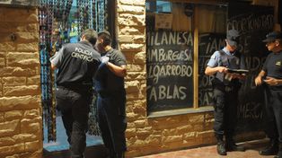 Un policía confundió a un cliente con un asaltante de su almacén y lo mató