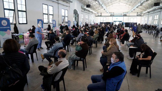 El vacunatorio de la ex Rural es uno de los lugares donde inoculan a miles de rosarinos por día. 